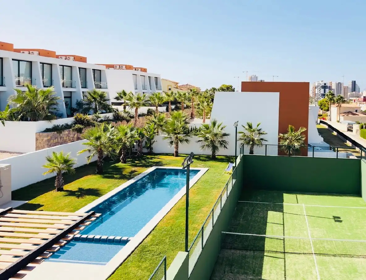 Piscina de Casa adosada en venda en Calpe / Calp amb Aire condicionat, Calefacció i Jardí privat