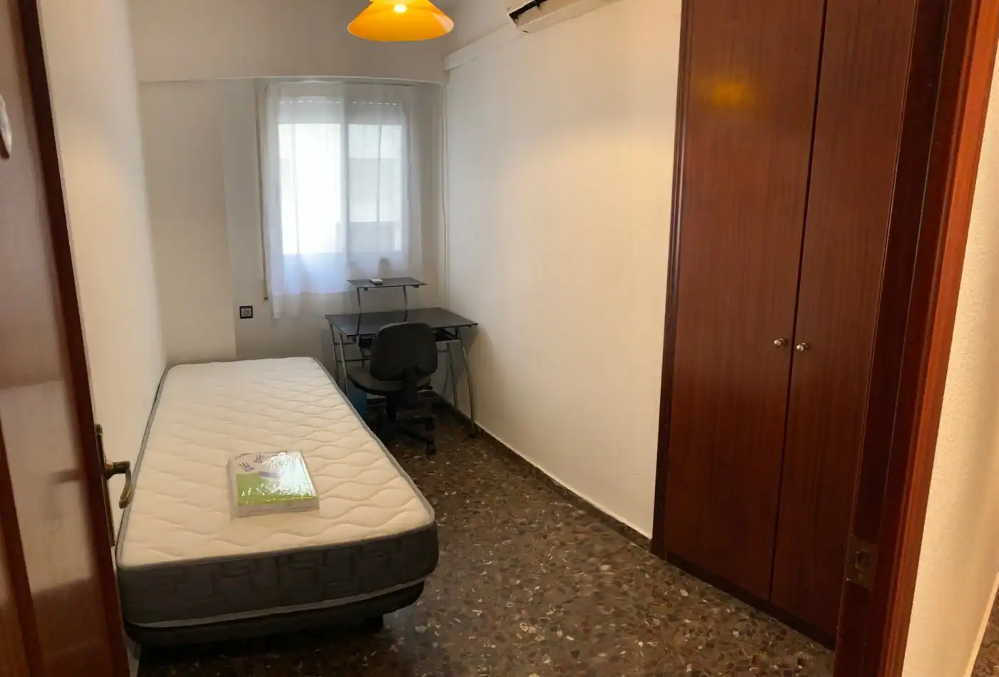 Schlafzimmer von Wohnung zur Miete in Valencia mit Möbliert und Balkon