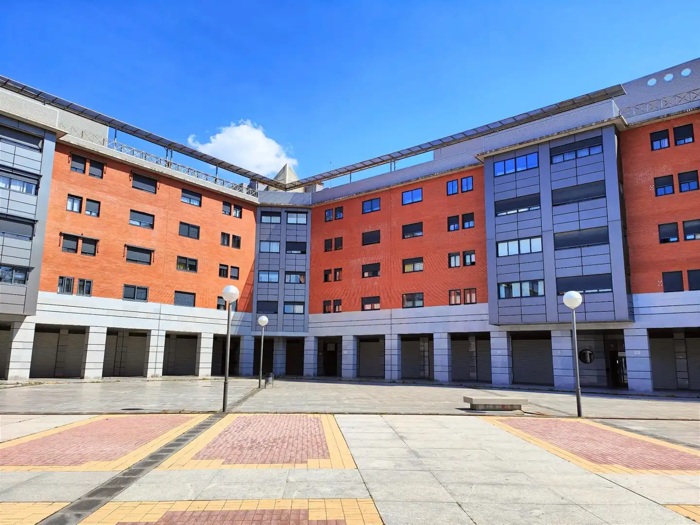 Außenansicht von Wohnung zum Verkauf in Valdemoro mit Klimaanlage, Parkett und Abstellraum
