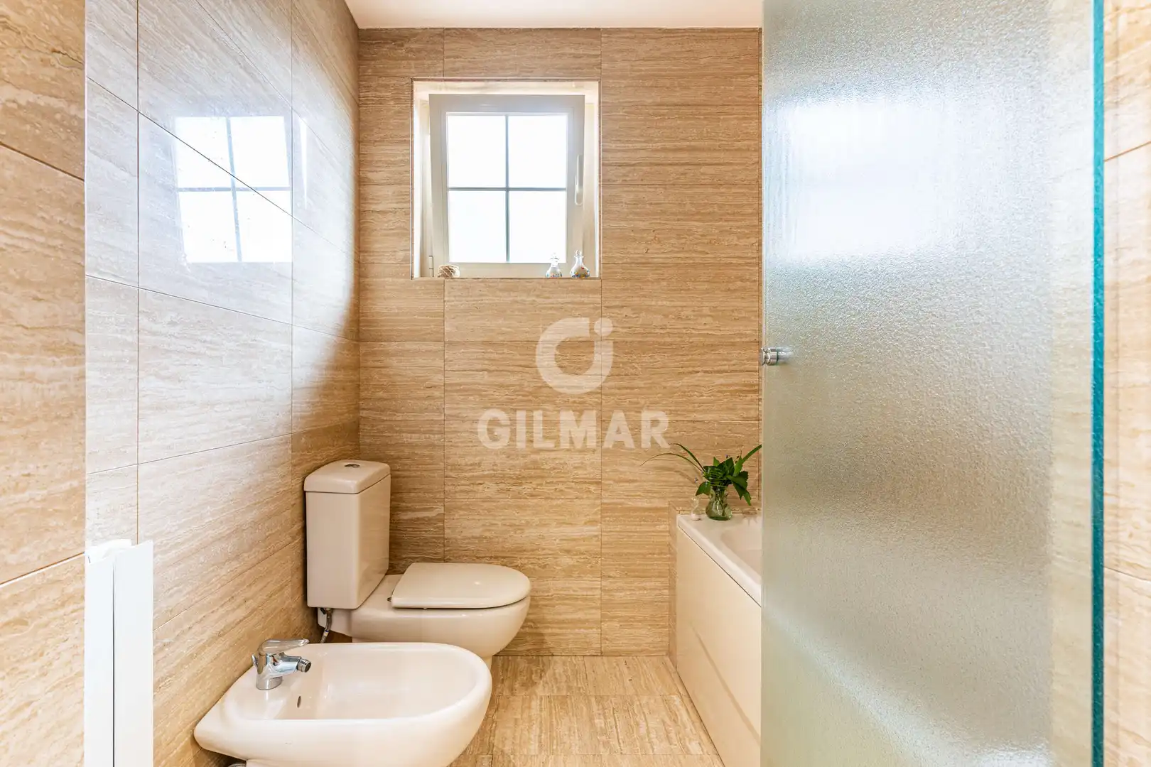 Baño de Casa adosada en venta en Boadilla del Monte con Calefacción, Jardín privado y Piscina
