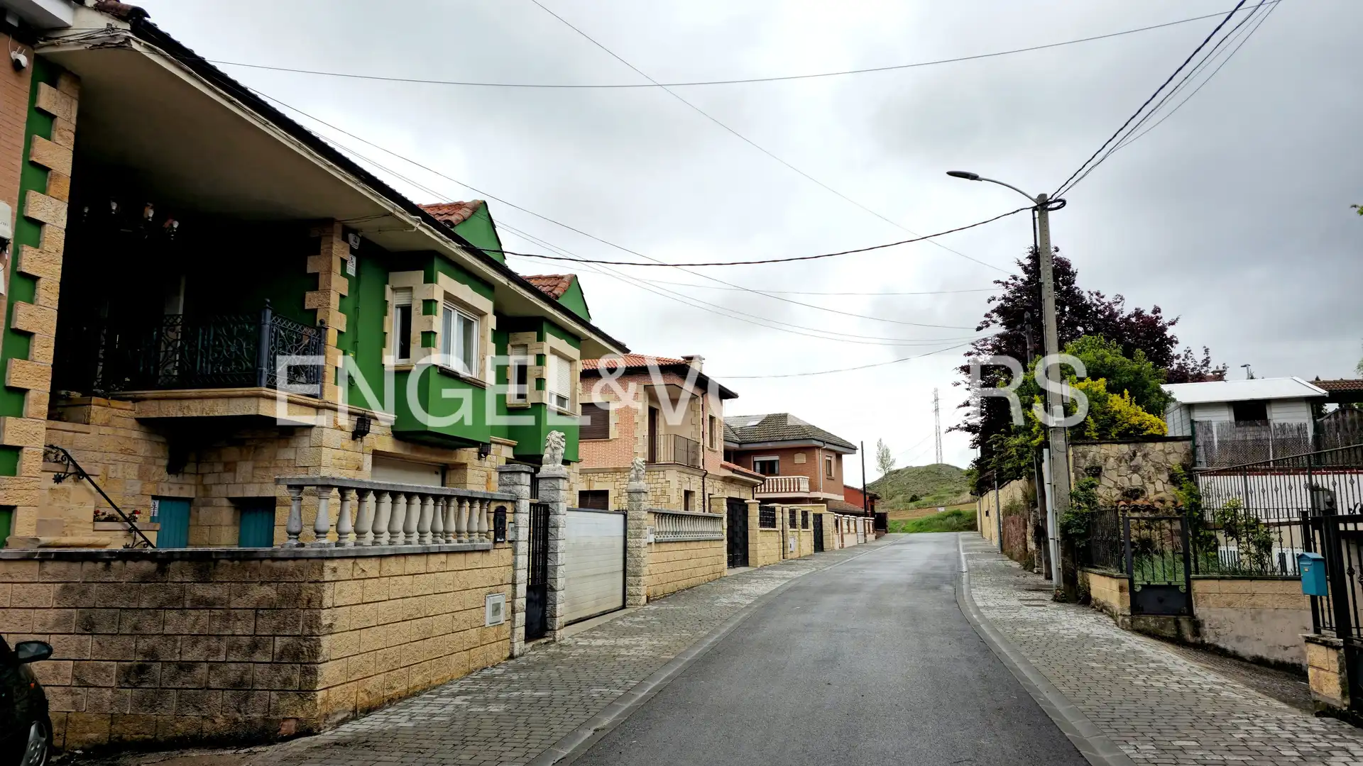 Vista exterior de Casa adosada en venta en Aguilar de Campoo con Calefacción, Jardín privado y Parquet