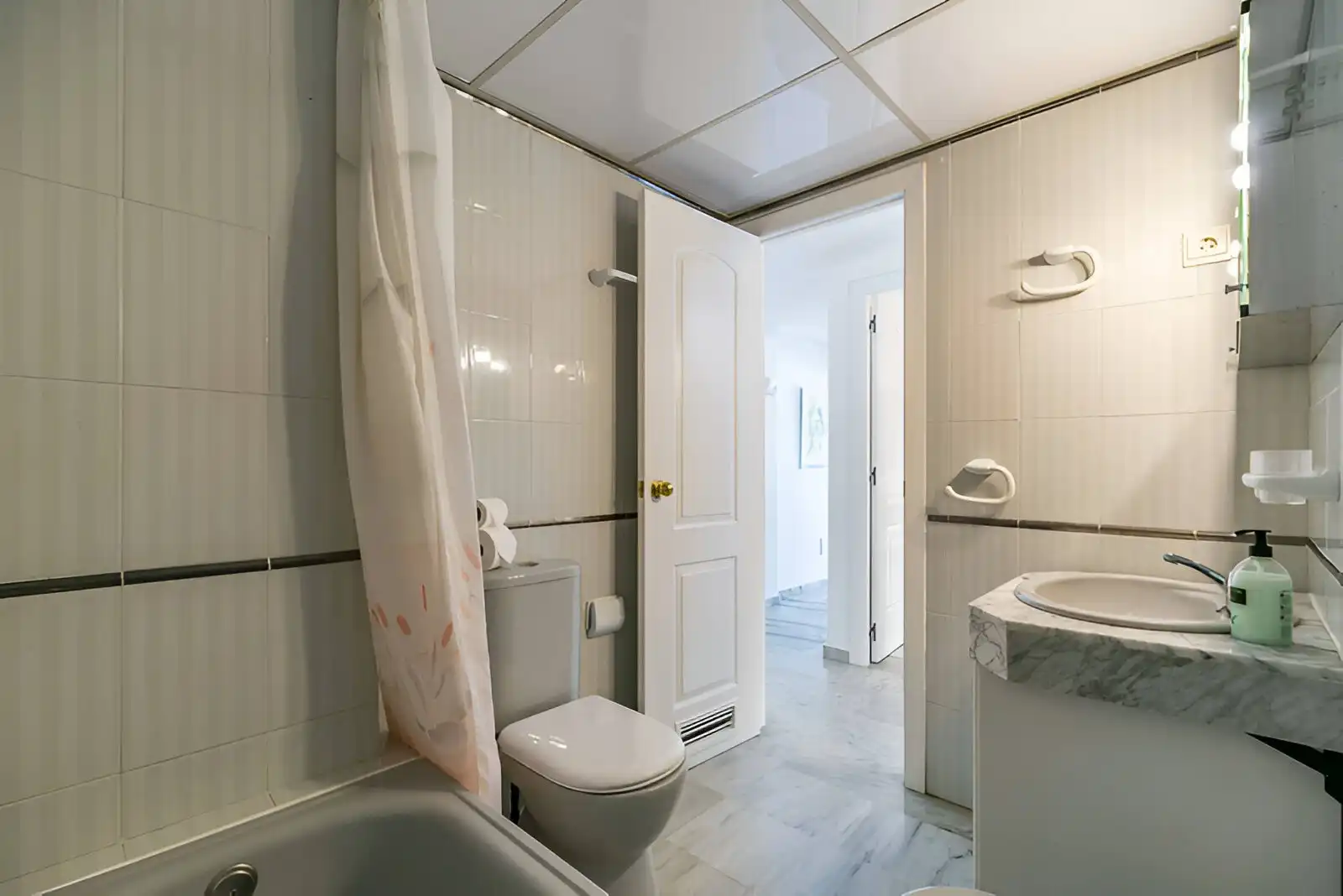 Baño de Planta baja en venta en Benalmádena con Aire acondicionado, Terraza y Piscina