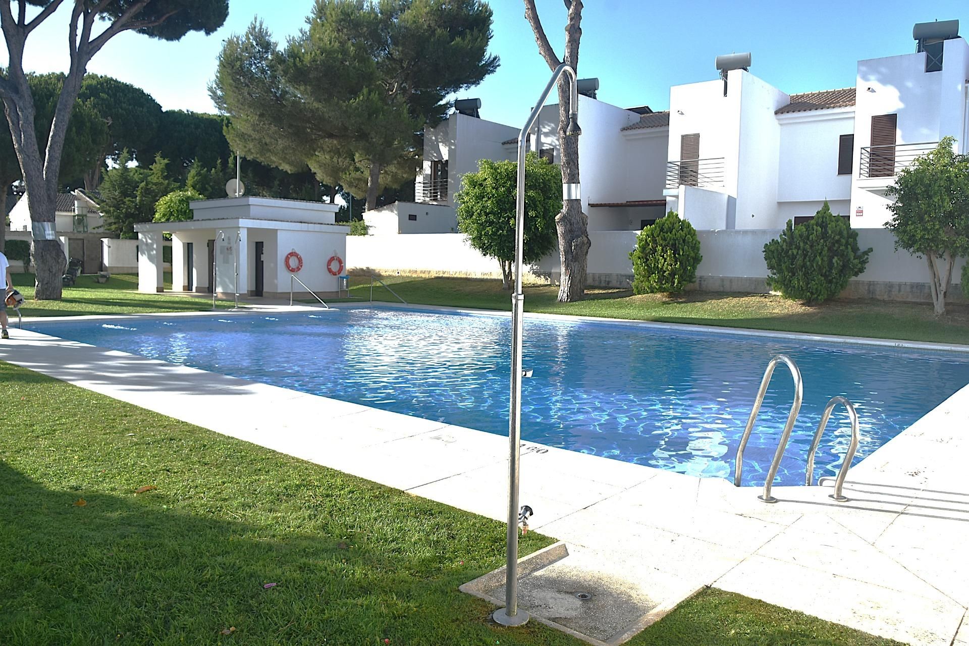 Swimming pool of Single-family semi-detached for sale in Chiclana de la Frontera
