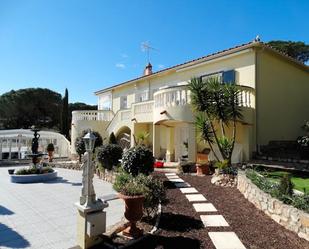 Vista exterior de Casa o xalet en venda en L'Escala amb Aire condicionat, Terrassa i Piscina