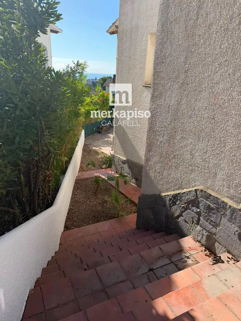 Vista exterior de Casa o xalet en venda en Calafell amb Jardí privat i Terrassa