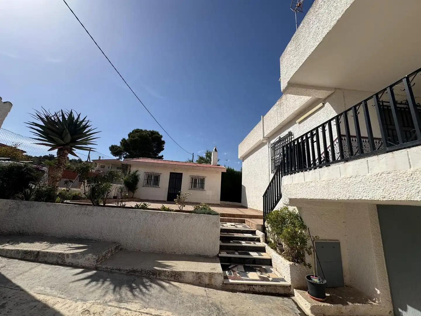 Vista exterior de Casa o xalet en venda en Llíria amb Jardí privat, Terrassa i Piscina