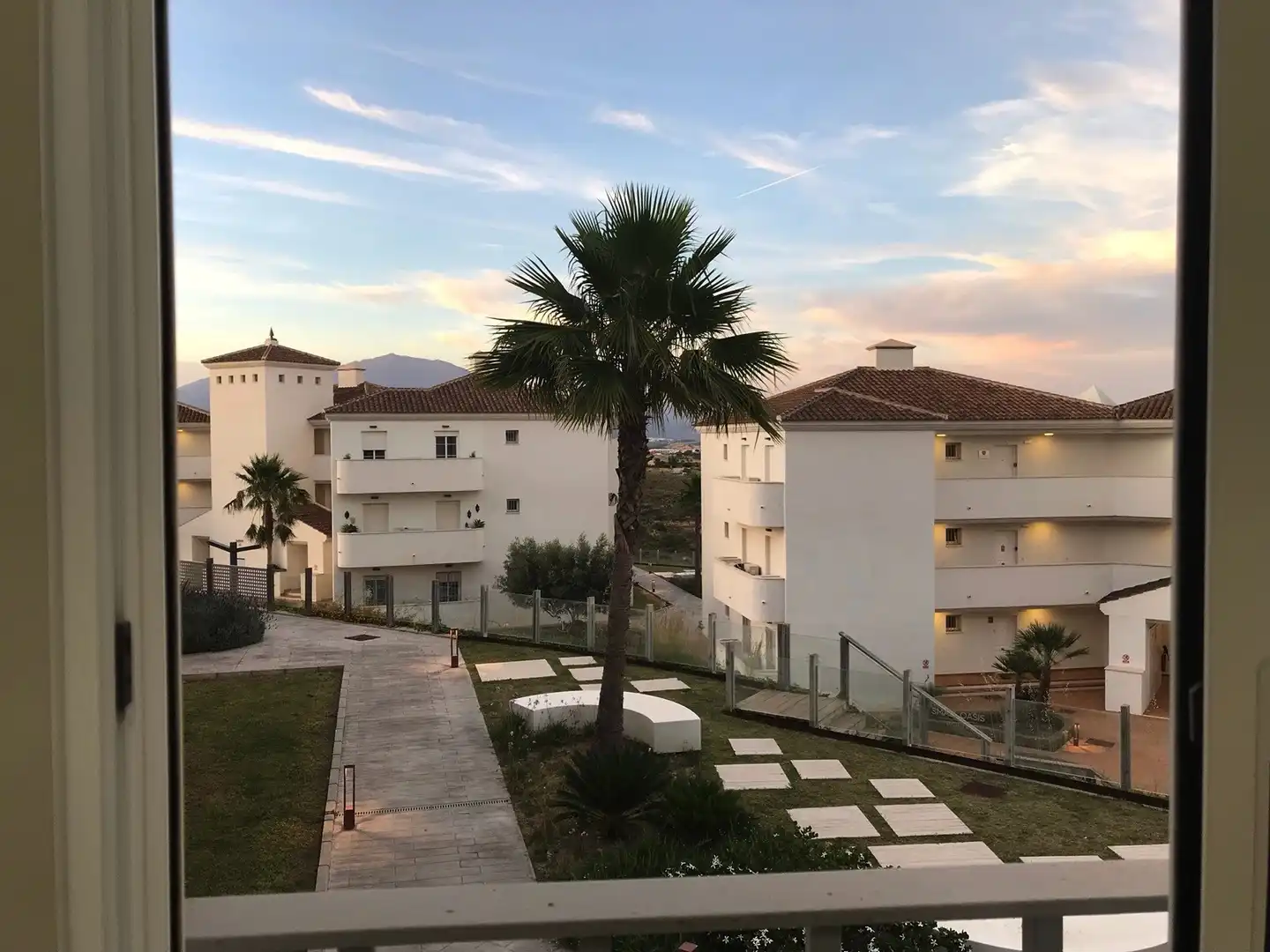 Außenansicht von Wohnungen zum Verkauf in Manilva mit Klimaanlage, Terrasse und Abstellraum