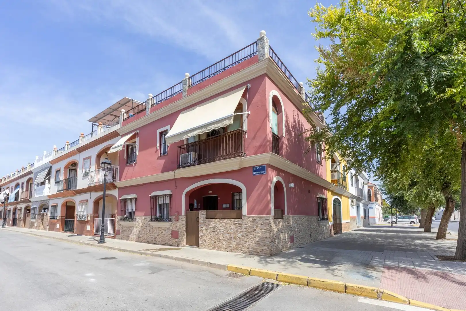 Vista exterior de Casa adosada en venta en Guillena con Aire acondicionado, Calefacción y Terraza