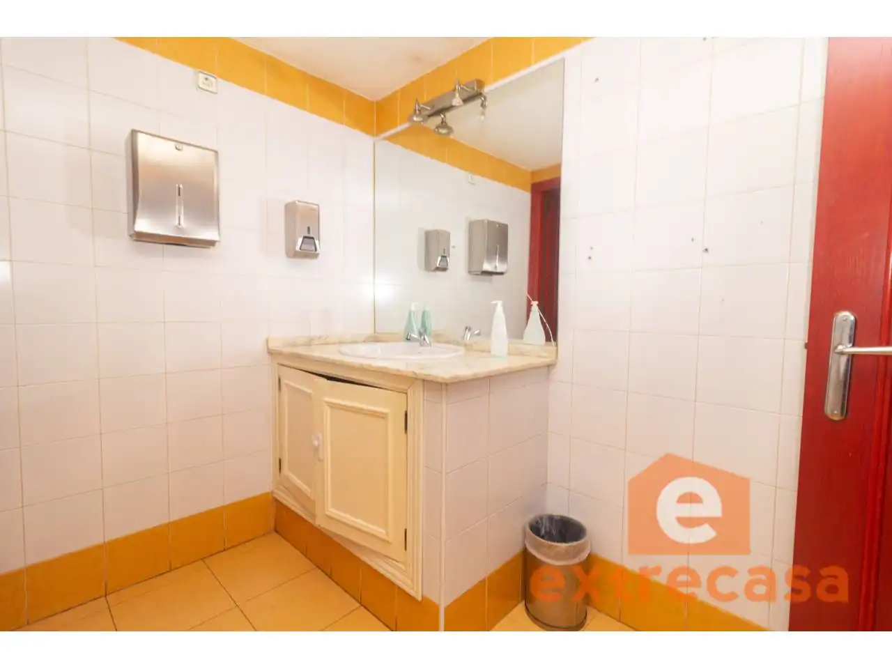 Bany de Local en venda en Badajoz amb Aire condicionat