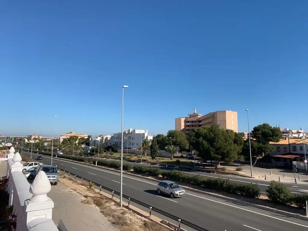 Vista exterior de Casa o xalet en venda en Orihuela amb Aire condicionat, Calefacció i Jardí privat