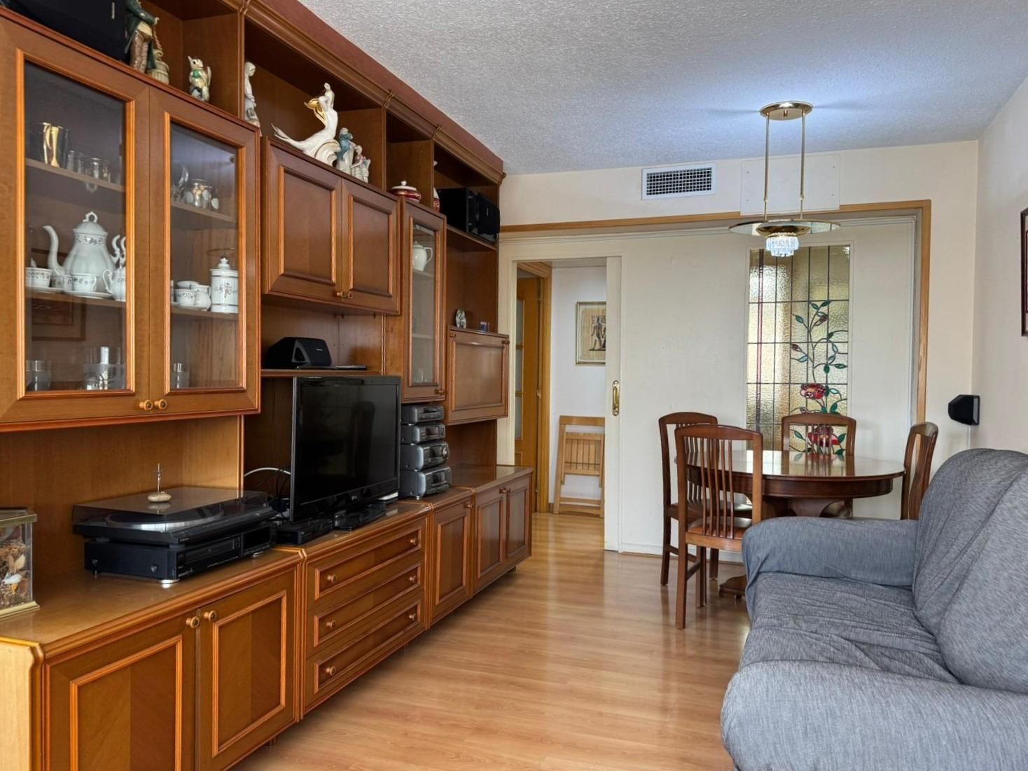 Living room of Flat for sale in L'Hospitalet de Llobregat  with Air Conditioner, Heating and Parquet flooring