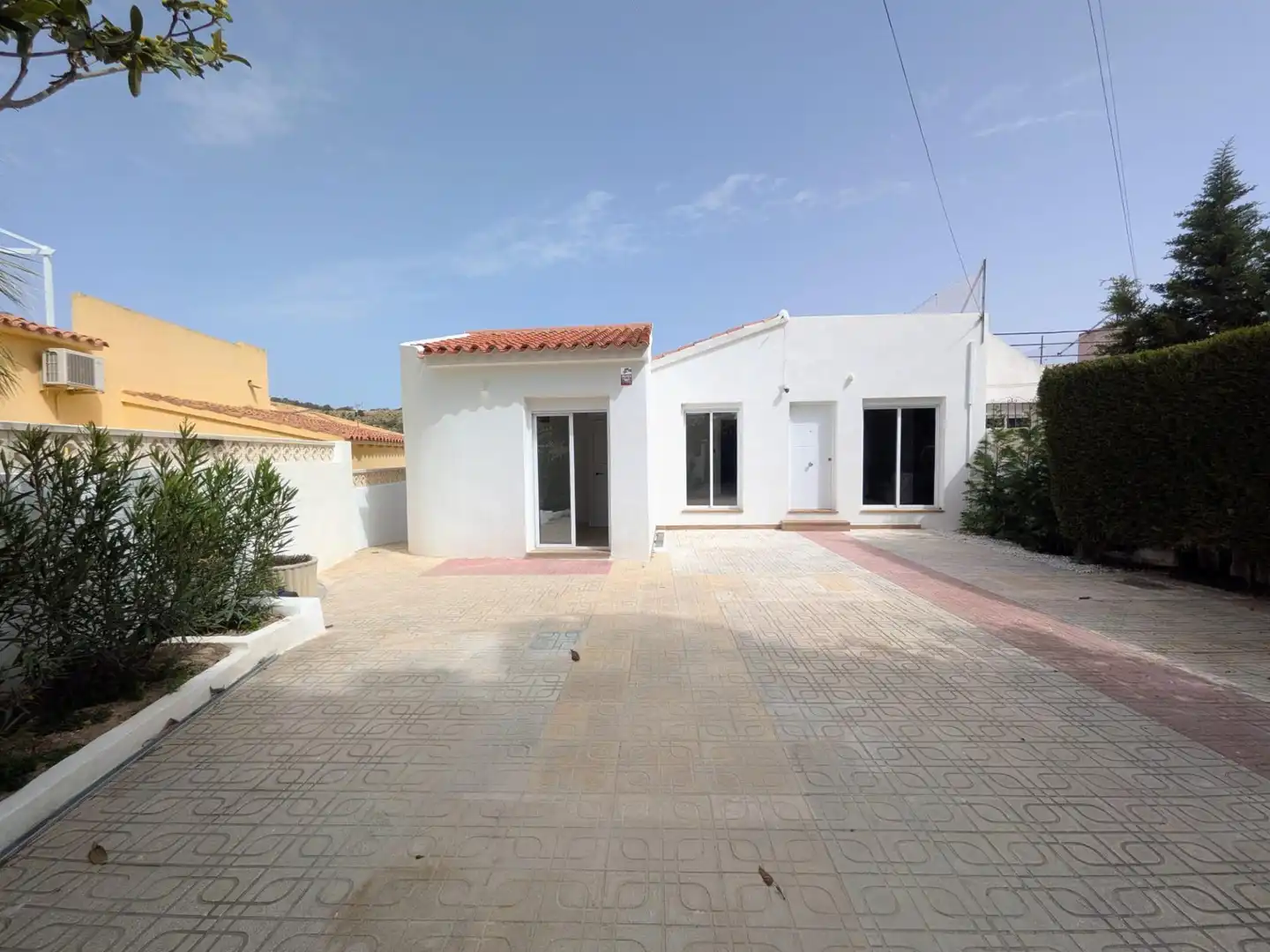 Vista exterior de Casa adosada en venta en La Nucia con Jardín privado, Terraza y Alarma