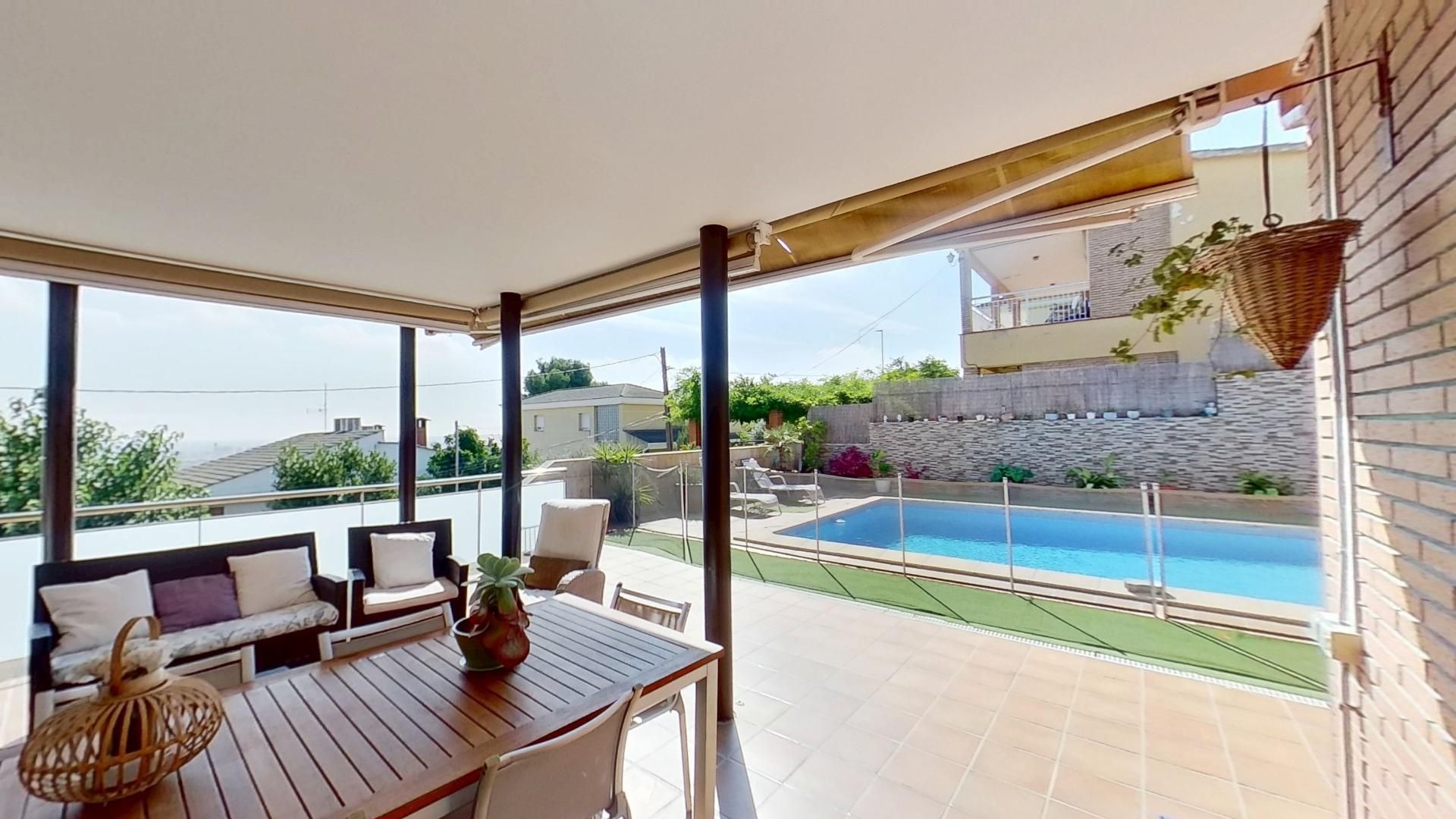 Terrassa de Casa o xalet en venda en Sant Boi de Llobregat amb Aire condicionat, Jardí privat i Parquet