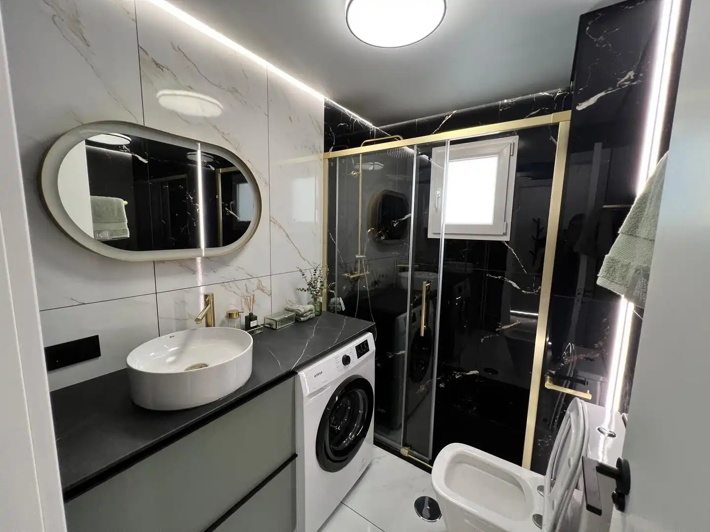 Baño de Apartamento de alquiler en Torrevieja con Aire acondicionado, Calefacción y Terraza