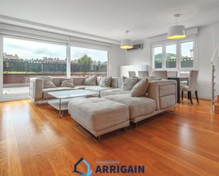 Sala d'estar de Casa adosada en venda en Orio amb Aire condicionat, Terrassa i Balcó