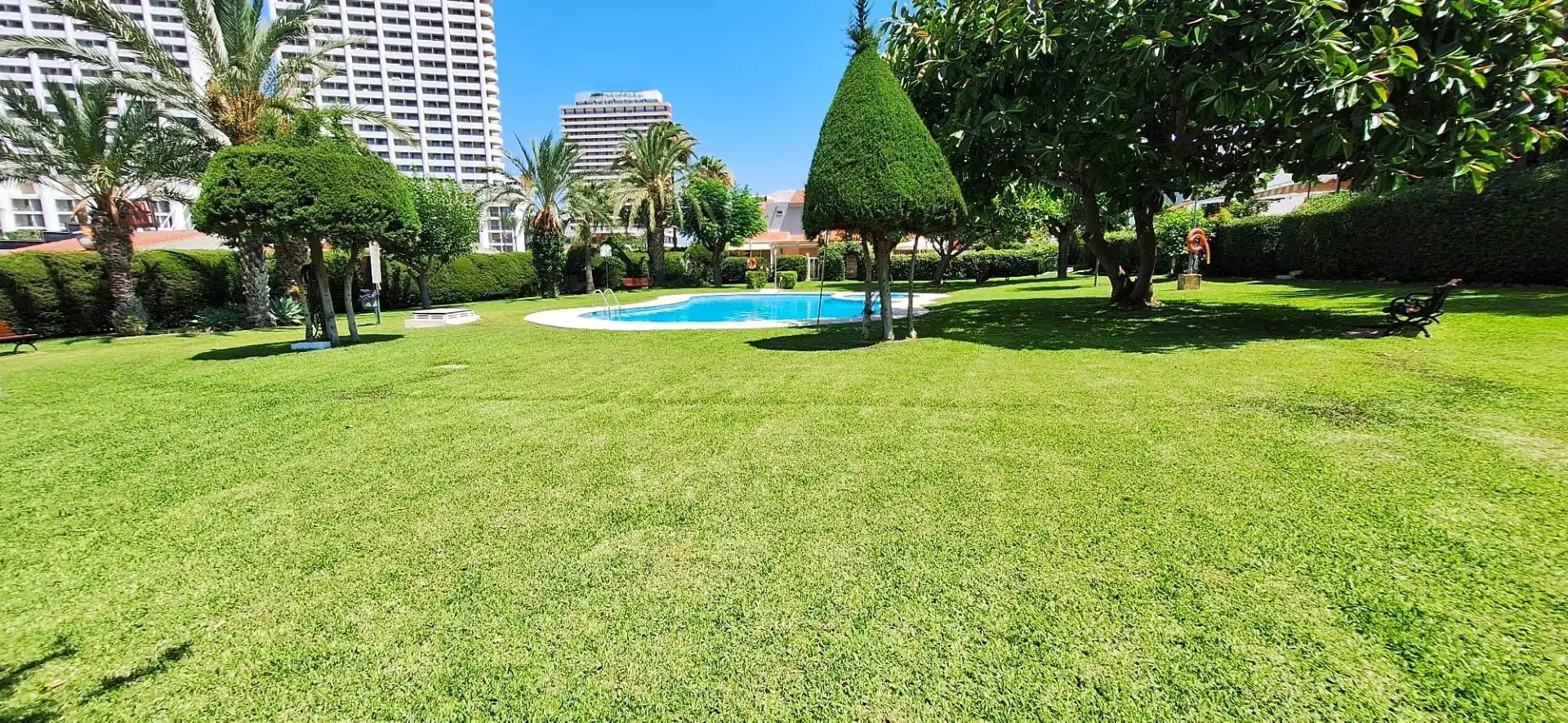 Schwimmbecken von Einfamilien-Reihenhaus zum Verkauf in Benidorm mit Klimaanlage, Privatgarten und Terrasse