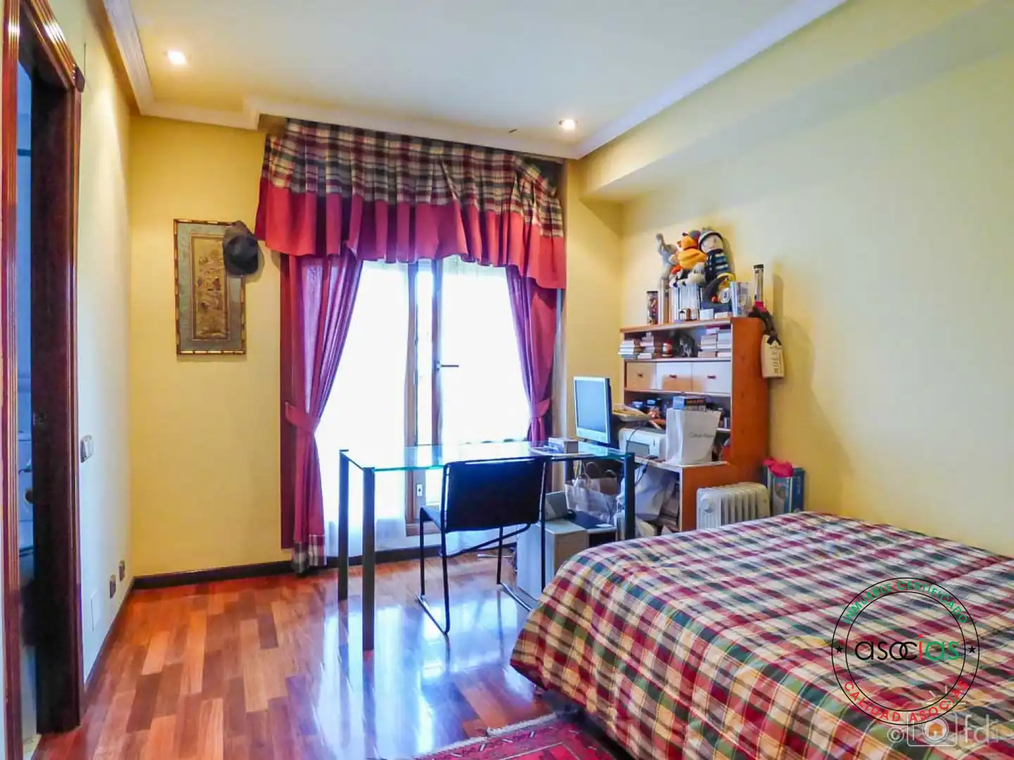 Dormitori de Casa o xalet en venda en Oviedo  amb Calefacció, Jardí privat i Parquet