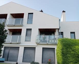 Vista exterior de Dúplex en venda en San Vicente de la Barquera amb Calefacció, Terrassa i Traster