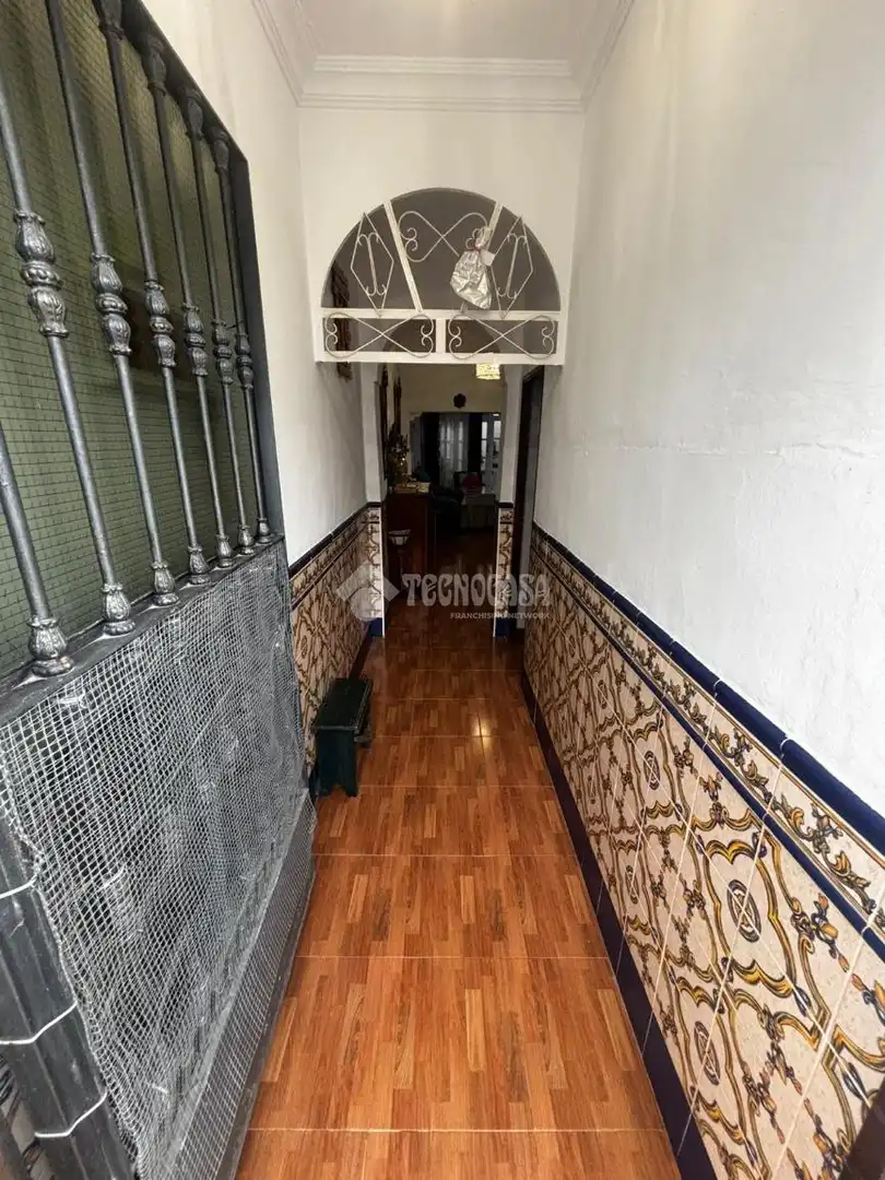 Casa aparellada amb terrassa en venda a Los Palacios y Villafranca, imagen 2
