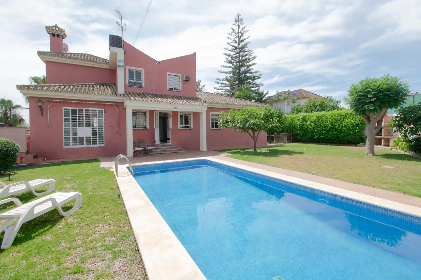Vista exterior de Casa o xalet en venda en Alcalá de Guadaira amb Aire condicionat, Calefacció i Jardí privat