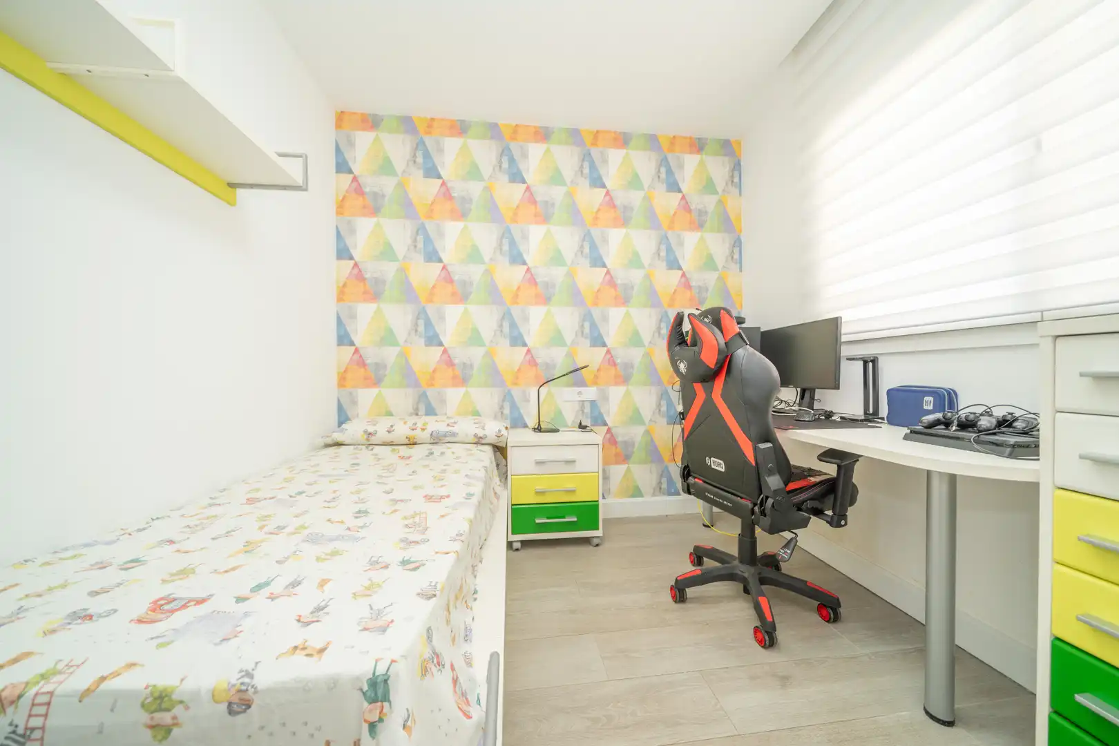 Schlafzimmer von Dachboden zum Verkauf in Calella mit Klimaanlage, Terrasse und Schwimmbad