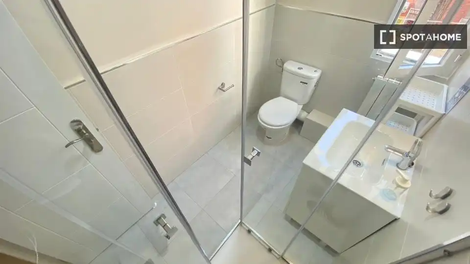 Baño de Piso de alquiler en Madrid con Aire acondicionado, Calefacción y Amueblado