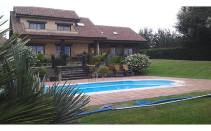 Piscina de Casa o xalet en venda en Oviedo  amb Terrassa i Piscina