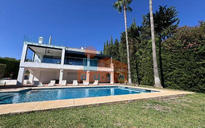 Vista exterior de Casa o xalet en venda en Marbella amb Aire condicionat, Calefacció i Jardí privat