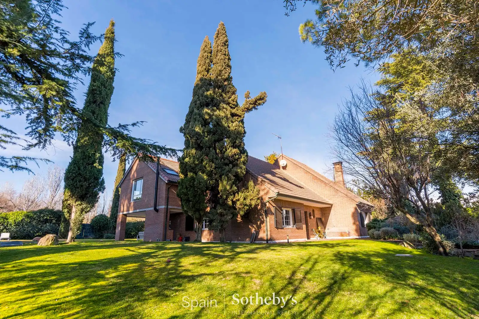 Exterior view of Houses for sale in La Moraleja  with Air Conditioner, Heating and Private garden