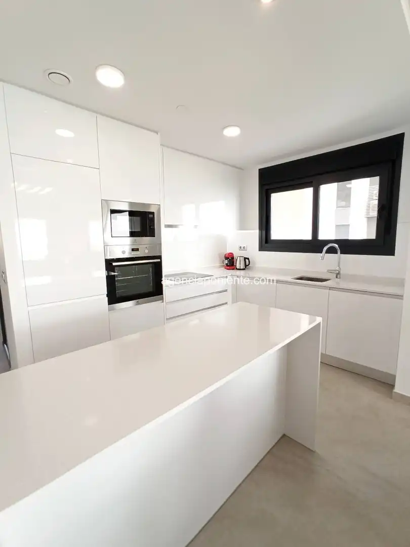 Cocina de Piso de alquiler en Benidorm con Aire acondicionado, Calefacción y Terraza