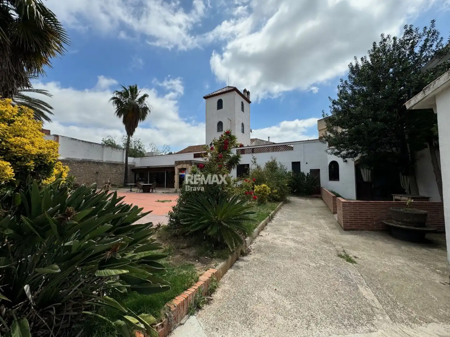 Vista exterior de Edifici en venda en La Secuita