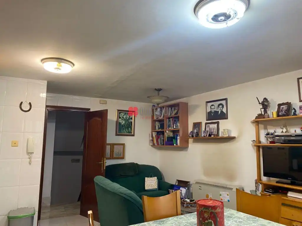 Sala d'estar de Casa o xalet en venda en Santiago de Compostela  amb Calefacció, Traster i Balcó