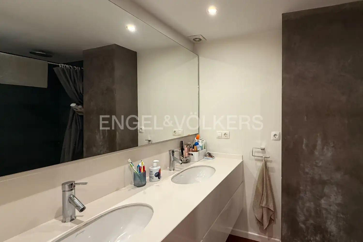 Bathroom of Flat for rent in Paterna  with Air Conditioner, Heating and Parquet flooring
