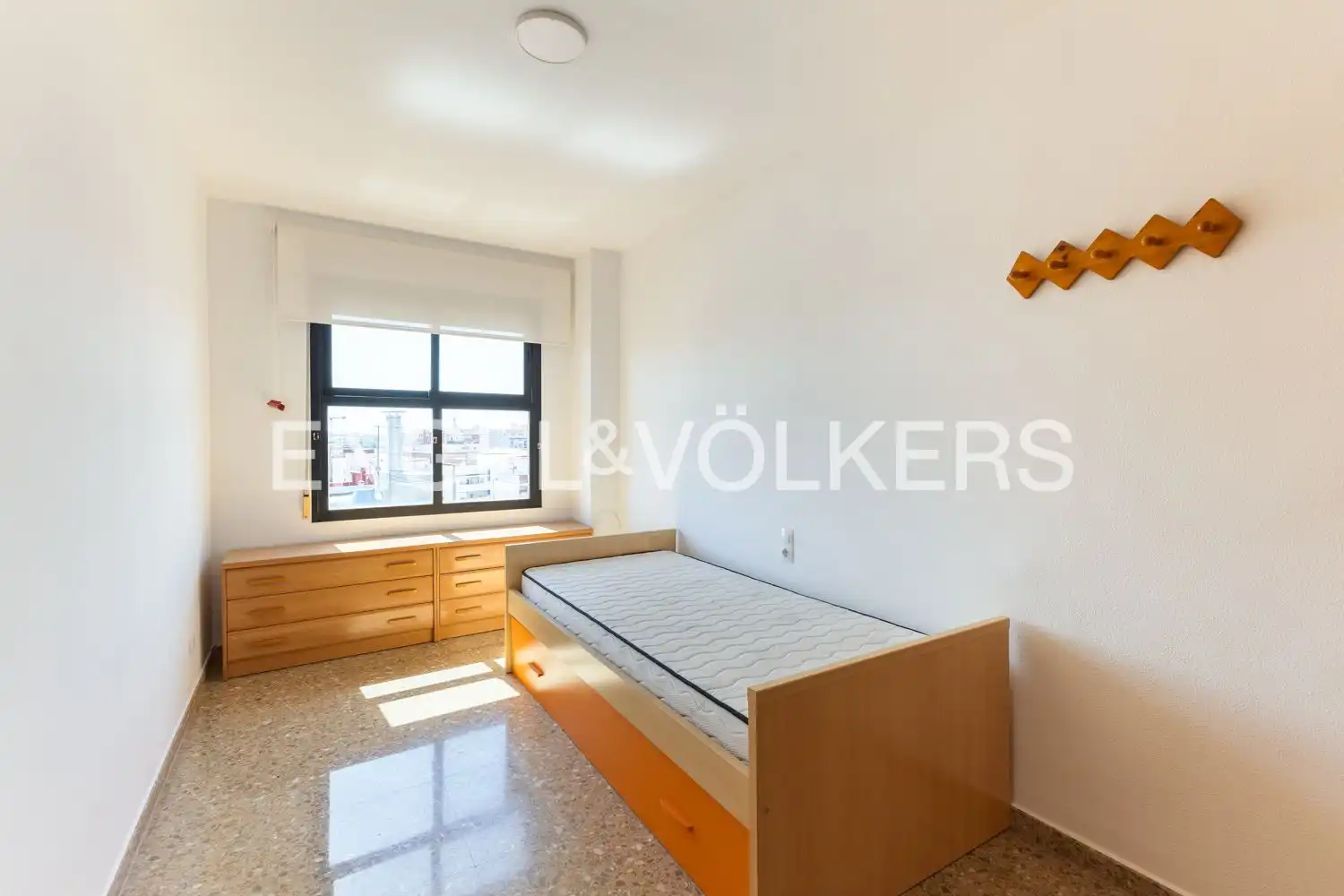Schlafzimmer von Dachboden zur Miete in Valencia mit Klimaanlage, Heizung und Terrasse
