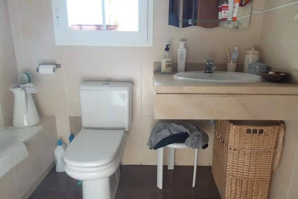 Badezimmer von Einfamilien-Reihenhaus zum Verkauf in Alhaurín de la Torre mit Klimaanlage, Privatgarten und Abstellraum
