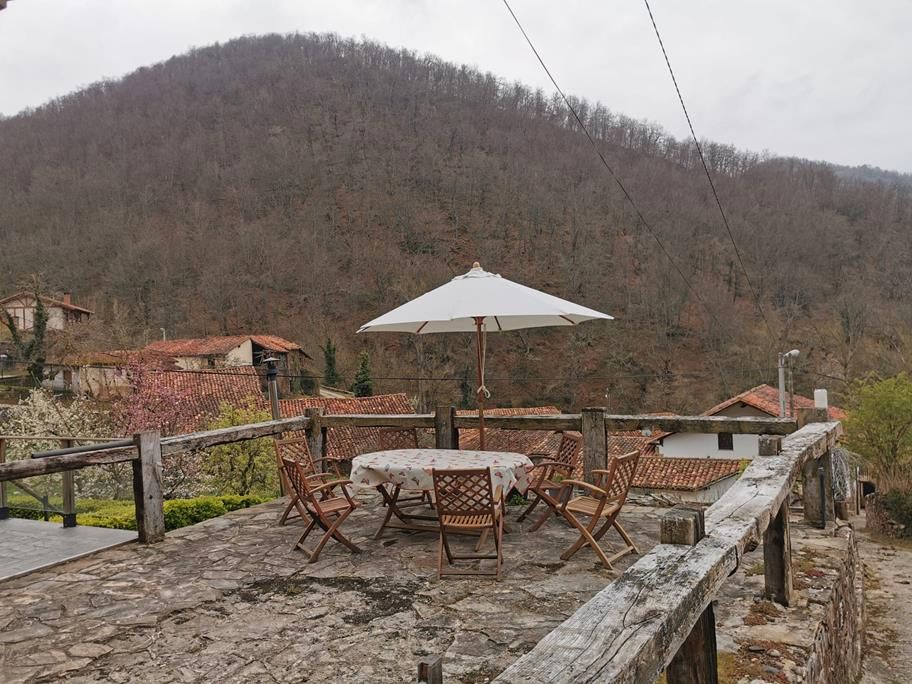 Terrassa de Finca rústica en venda en Cabezón de Liébana amb Calefacció, Jardí privat i Parquet