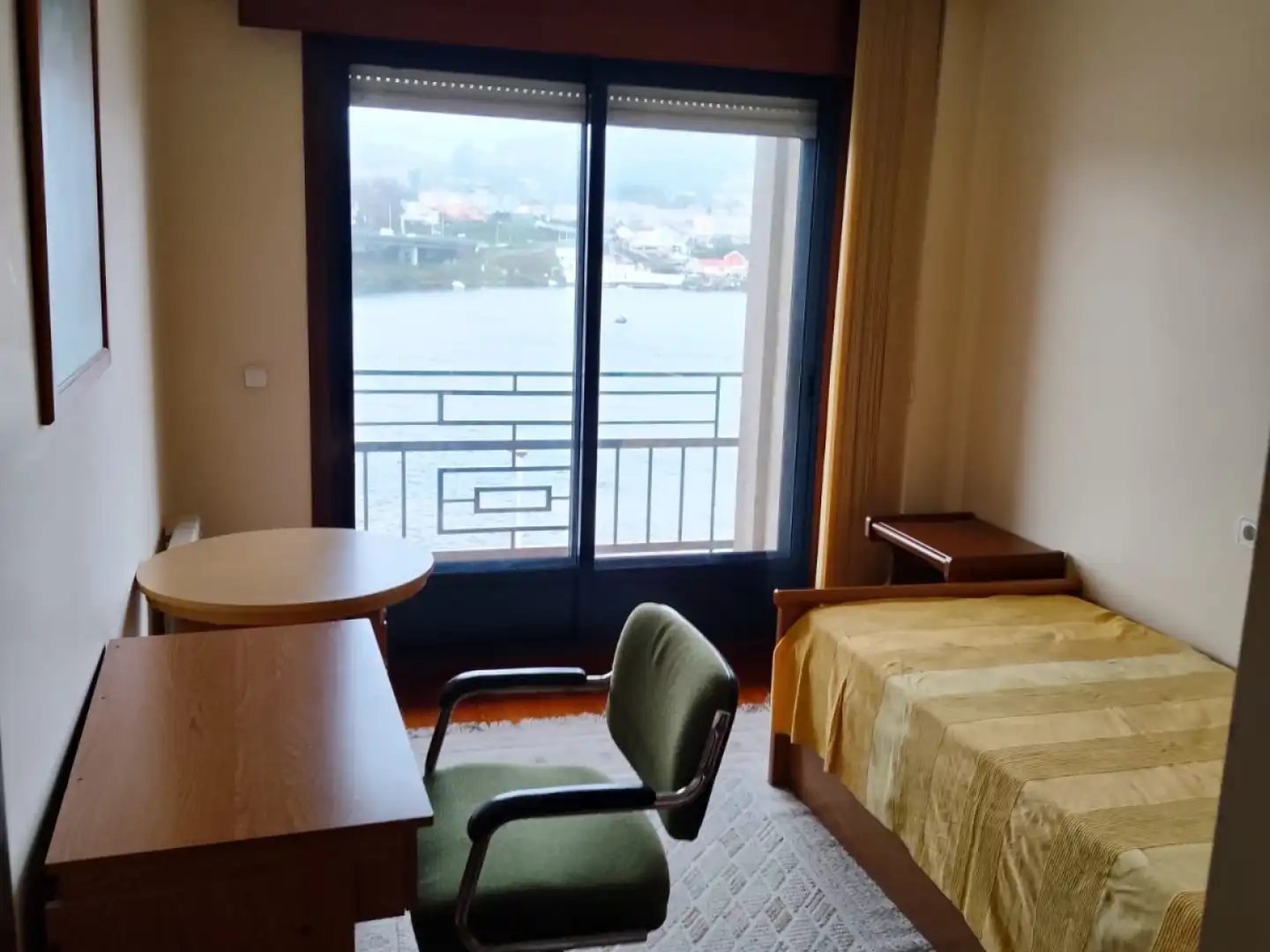 Bedroom of Flat for rent in Pontevedra Capital   with Heating, Furnished and Oven