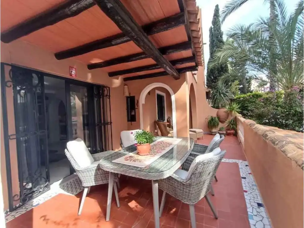 Terrasse von Wohnungen zum Verkauf in Torrevieja mit Klimaanlage und Privatgarten