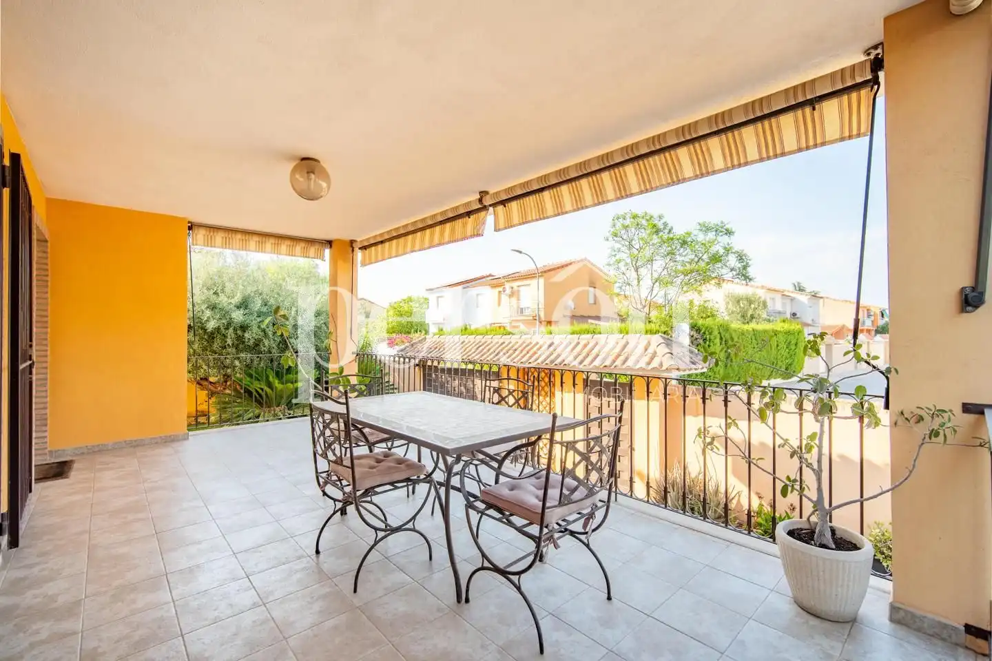 Terrassa de Casa o xalet en venda en La Pobla de Vallbona amb Aire condicionat, Calefacció i Jardí privat