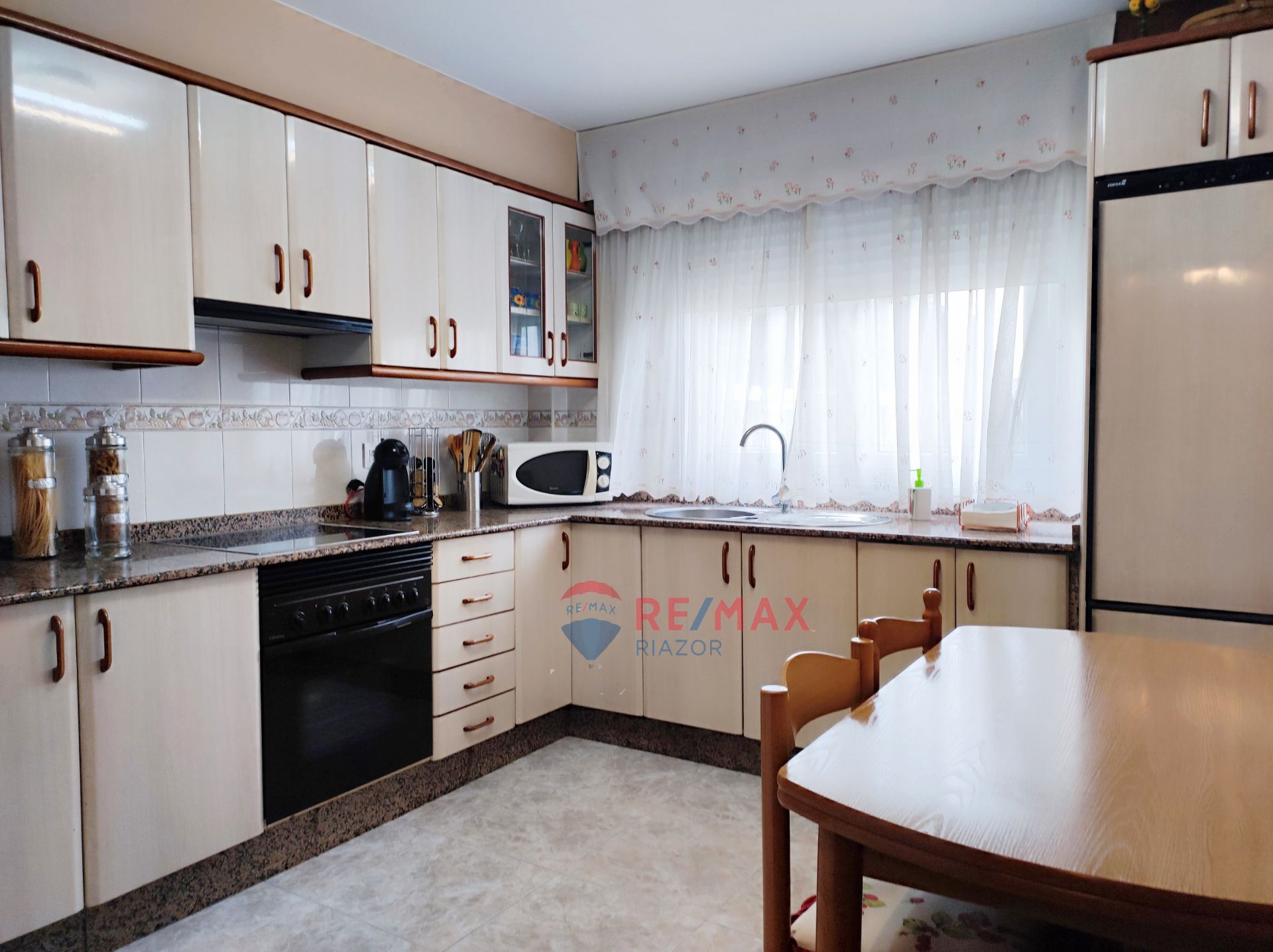 Cuina de Dúplex en venda en A Coruña Capital  amb Parquet, Forn i Rentadora