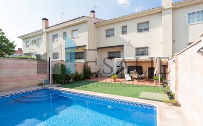 Swimming pool of Single-family semi-detached for sale in Yeles  with Air Conditioner, Heating and Private garden