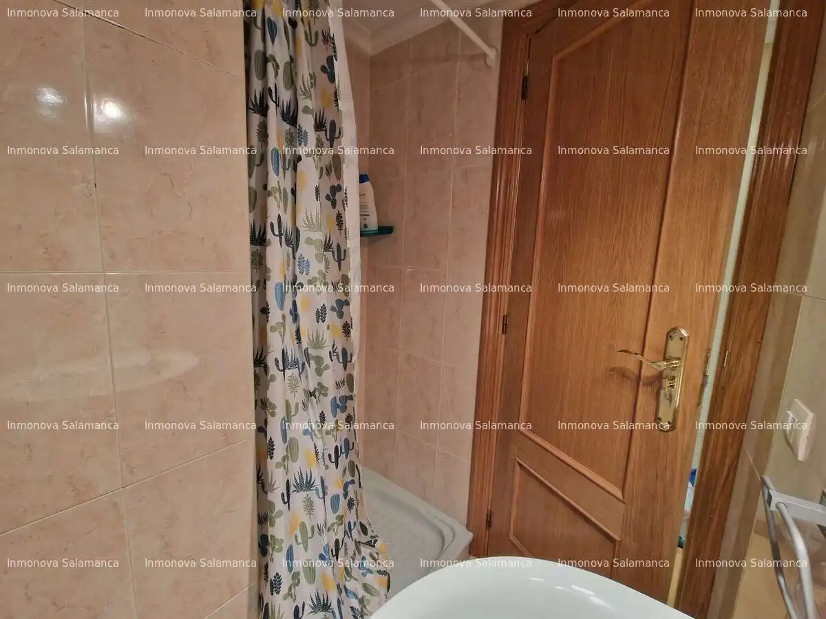 Badezimmer von Dachboden zur Miete in Salamanca mit Heizung, Terrasse und Möbliert