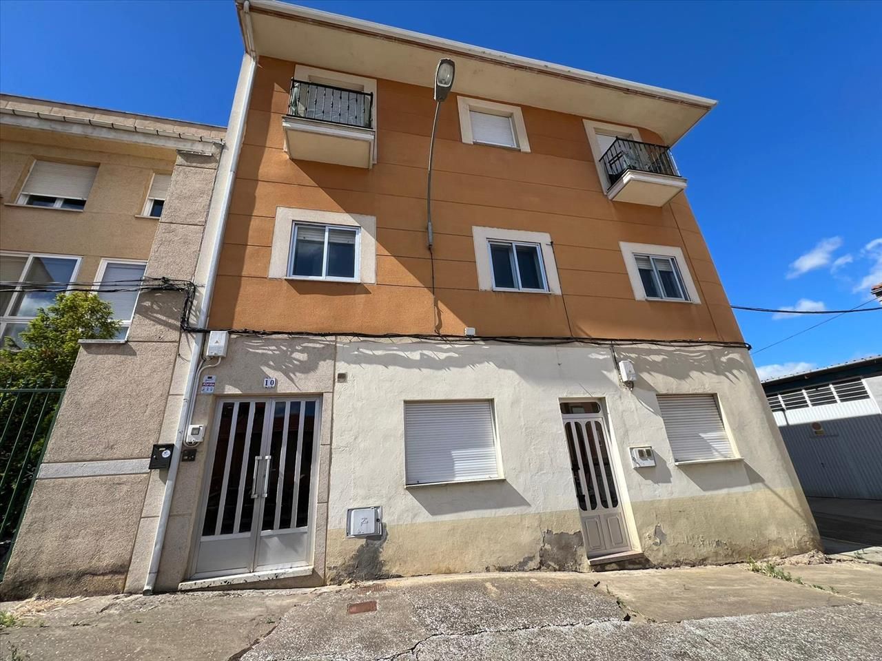 Vista exterior de Pis en venda en La Bañeza  amb Calefacció i Parquet