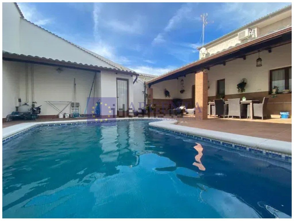 Piscina de Casa o xalet en venda en Miajadas amb Aire condicionat, Jardí privat i Terrassa