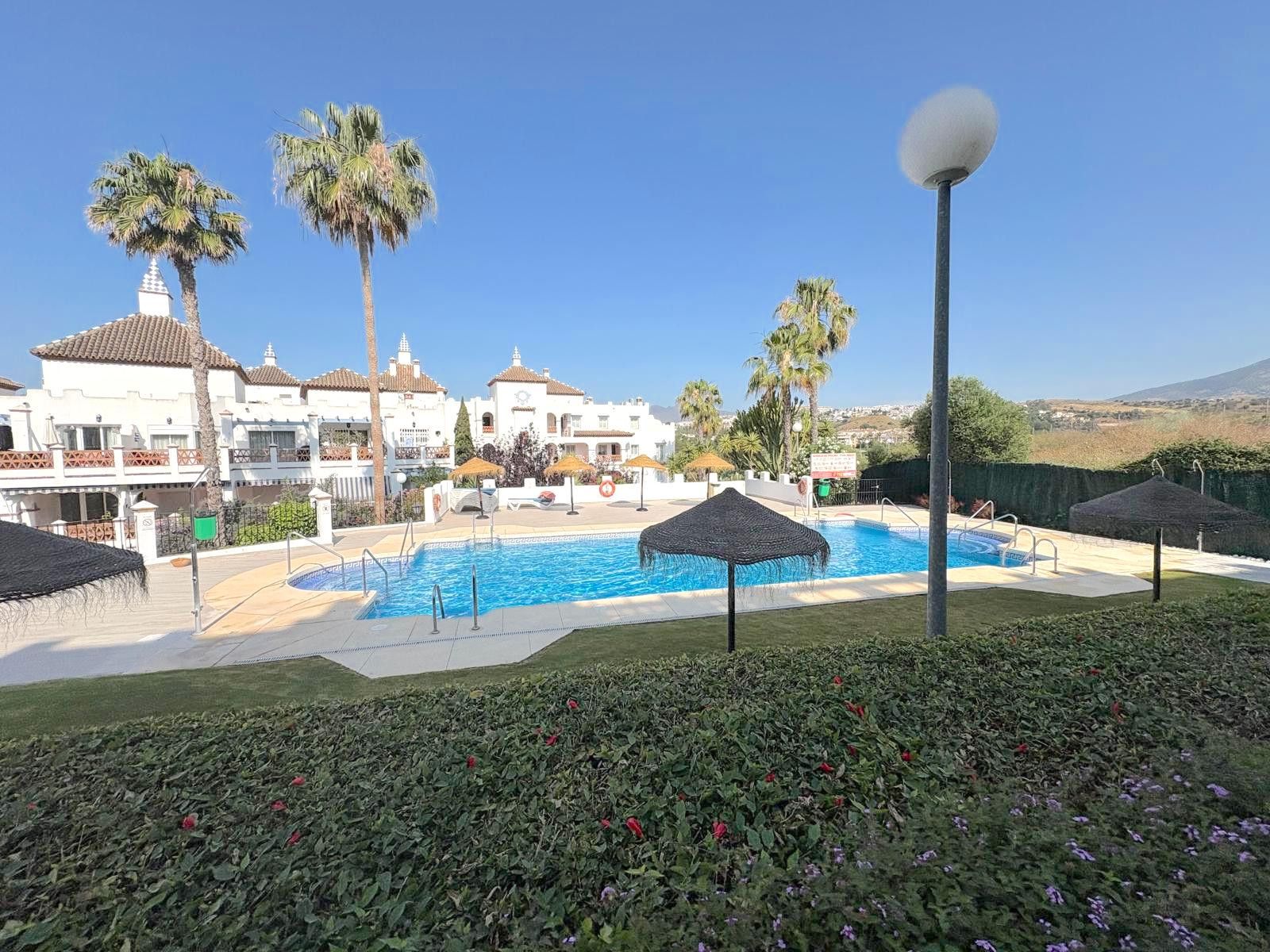 Vista exterior de Planta baixa de lloguer en Mijas amb Aire condicionat, Terrassa i Piscina