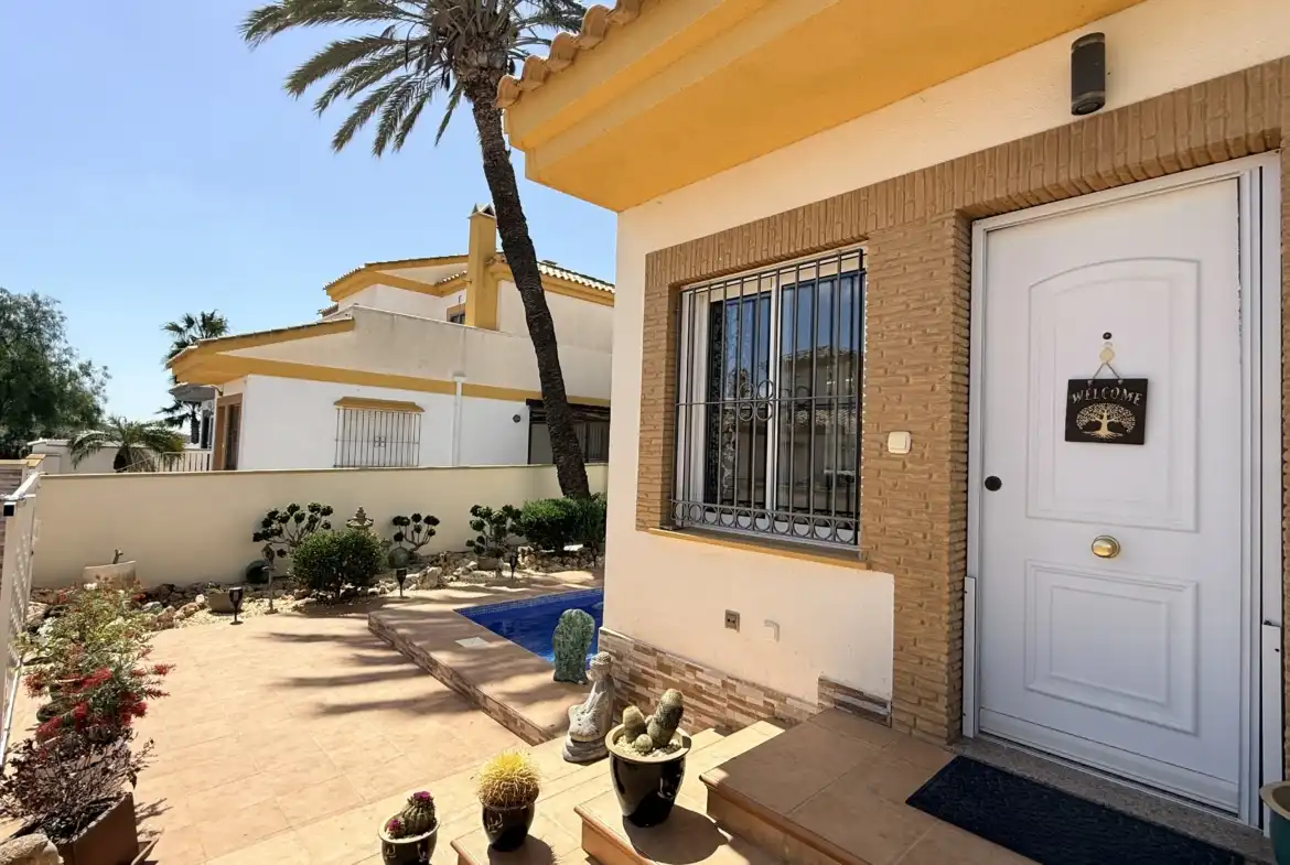 Vista exterior de Casa adosada en venda en Murcia amb Traster i Piscina