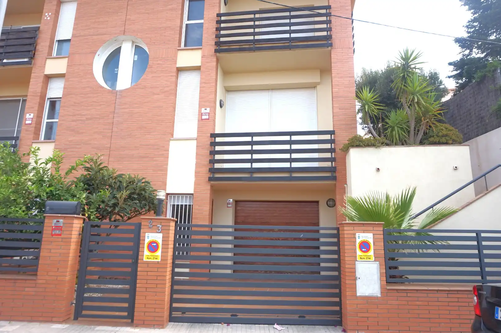 Vista exterior de Casa adosada en venda en Pineda de Mar amb Calefacció, Jardí privat i Terrassa