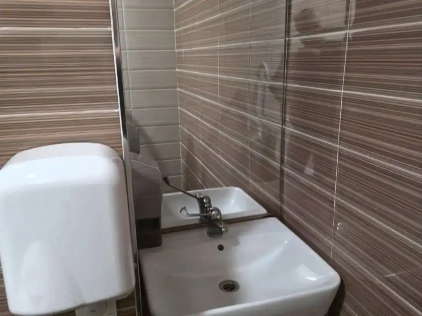 Baño de Local de alquiler en Ciudad Real con Aire acondicionado y Parquet