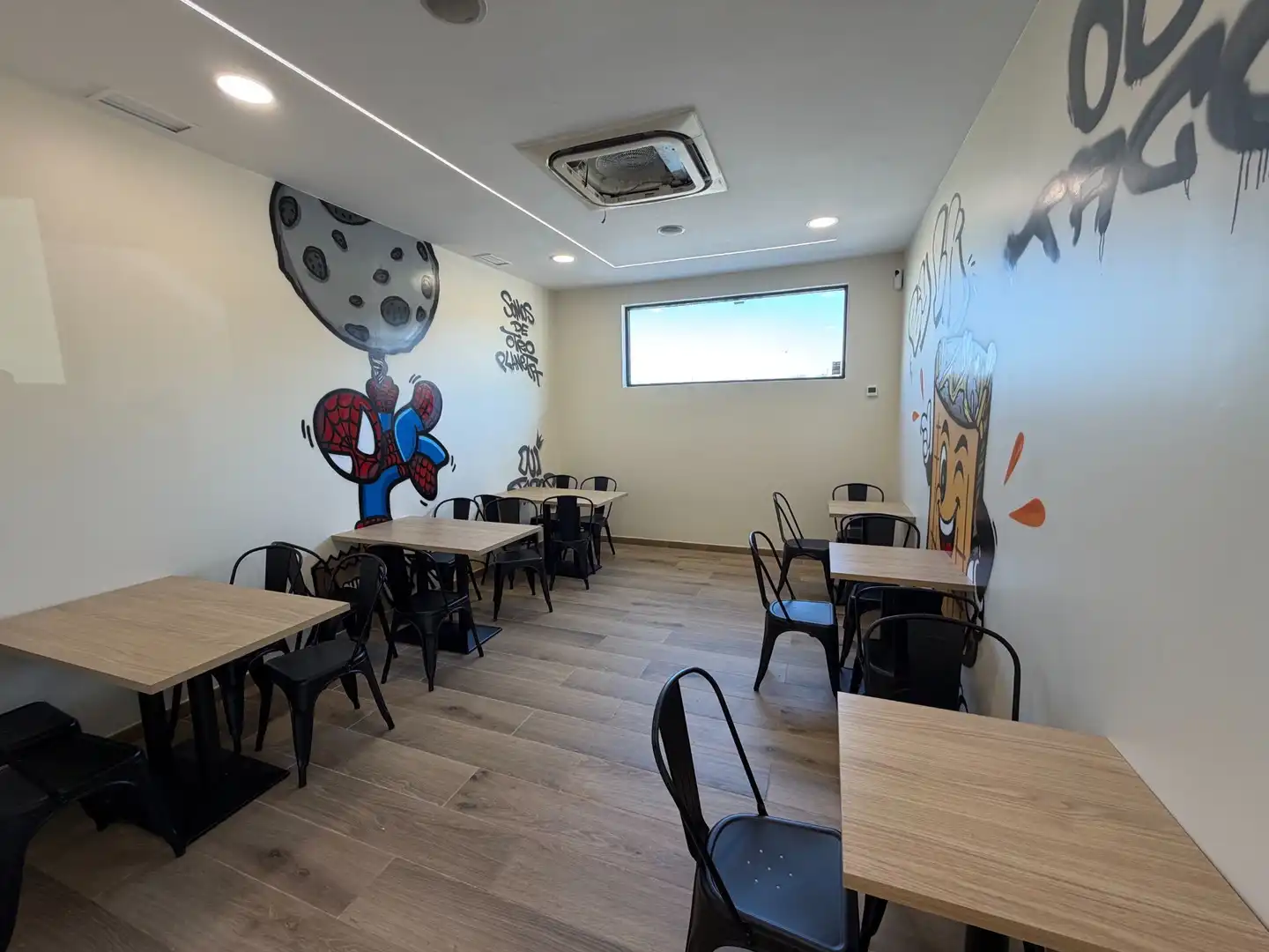 Comedor de Local en traspaso en Fuenlabrada con Aire acondicionado