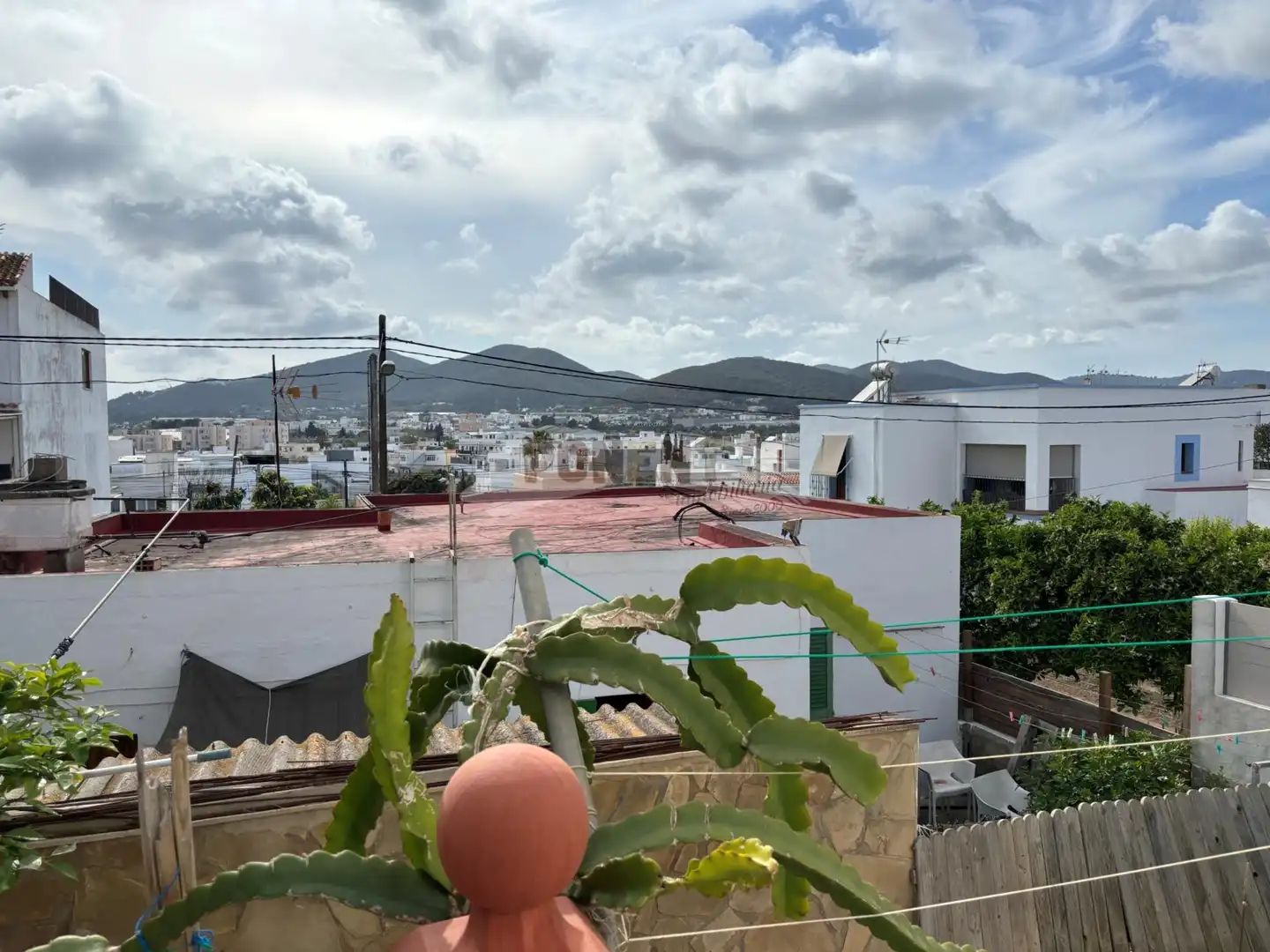 Vista exterior de Casa o xalet en venda en Santa Eulària des Riu amb Aire condicionat, Jardí privat i Terrassa